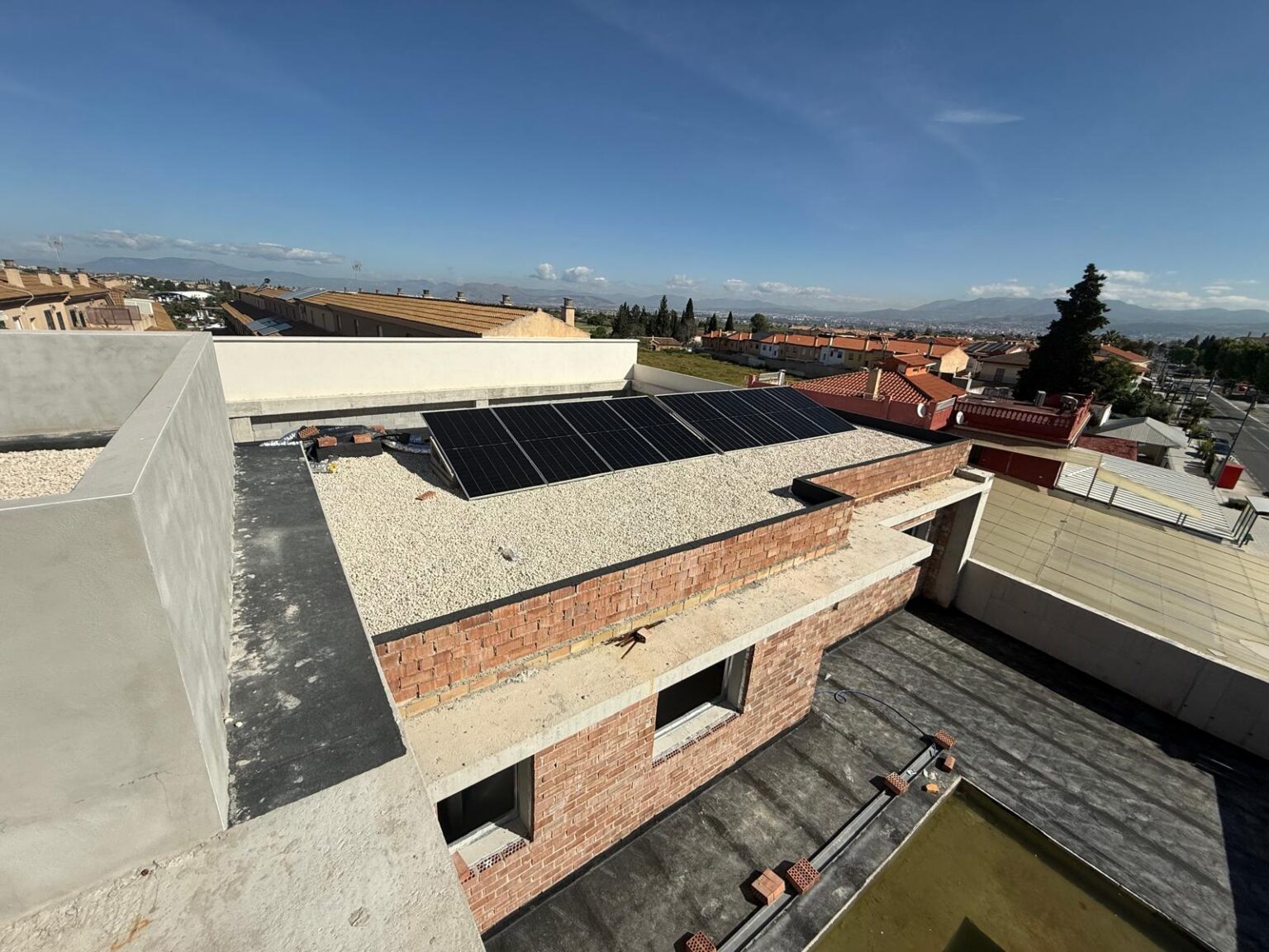 Inversor solar fotovoltaico instalado y cableado en pared de forma limpia y ordenada