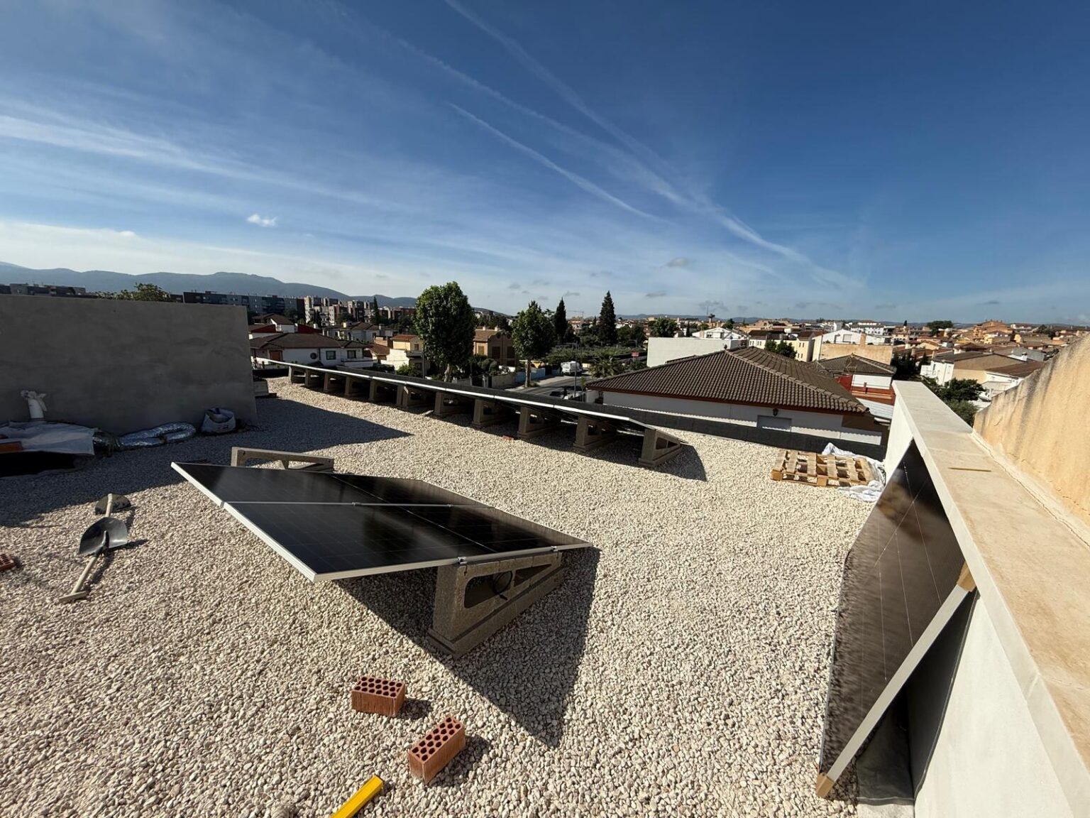 Tecnicos instaladores de placas solares en Alhendin realizando montaje en tejado