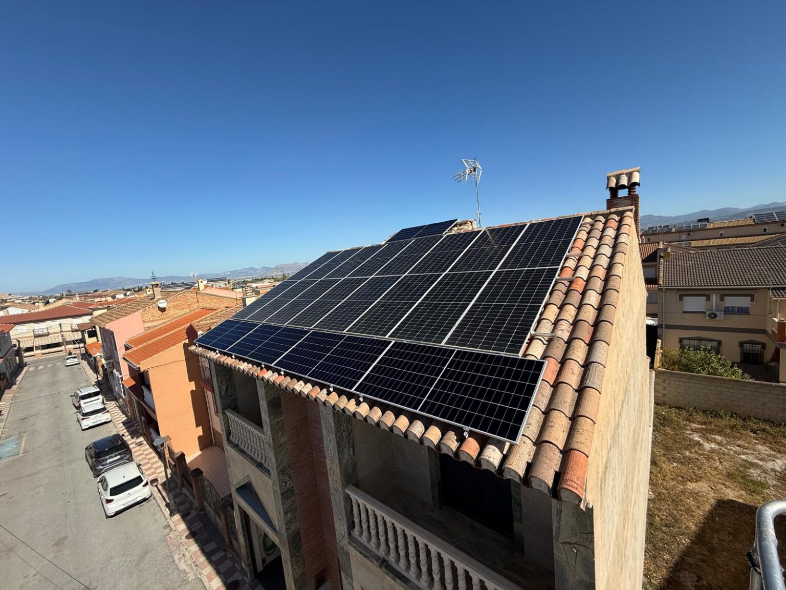 Instalación de baterías de litio para almacenamiento de energía solar en Granada
