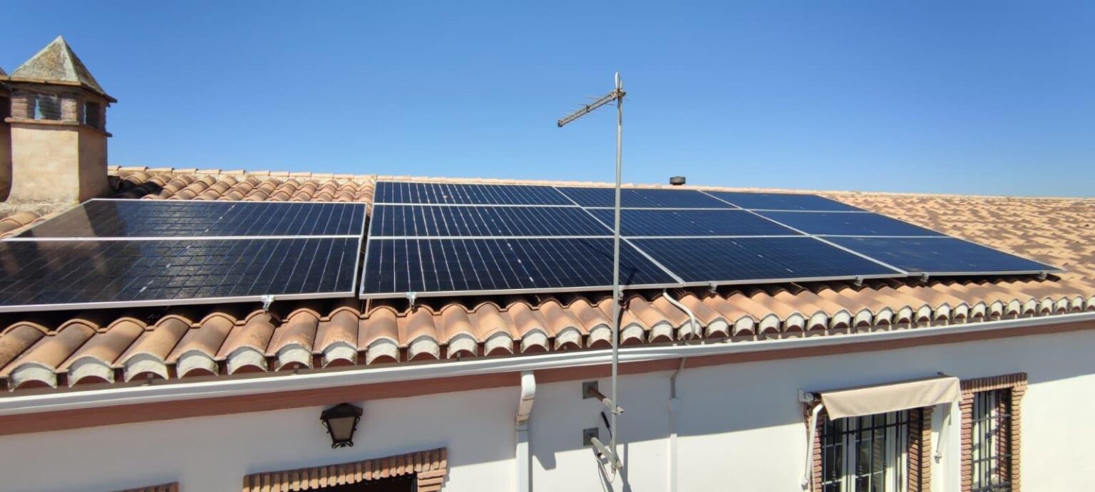 Inversor de energía solar activo optimizando el consumo eléctrico del hogar