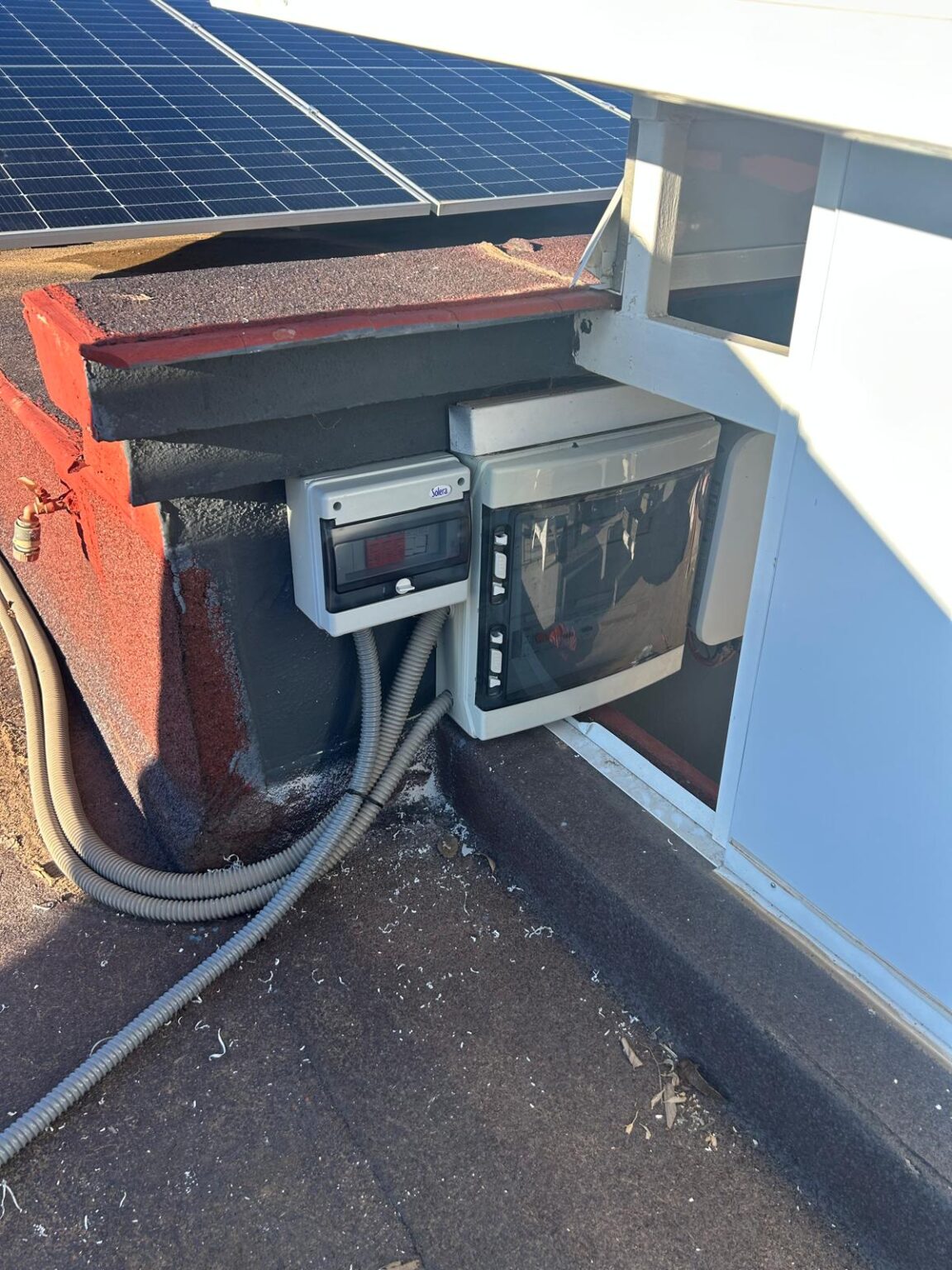 Conector de cargador eléctrico residencial alimentando batería de coche