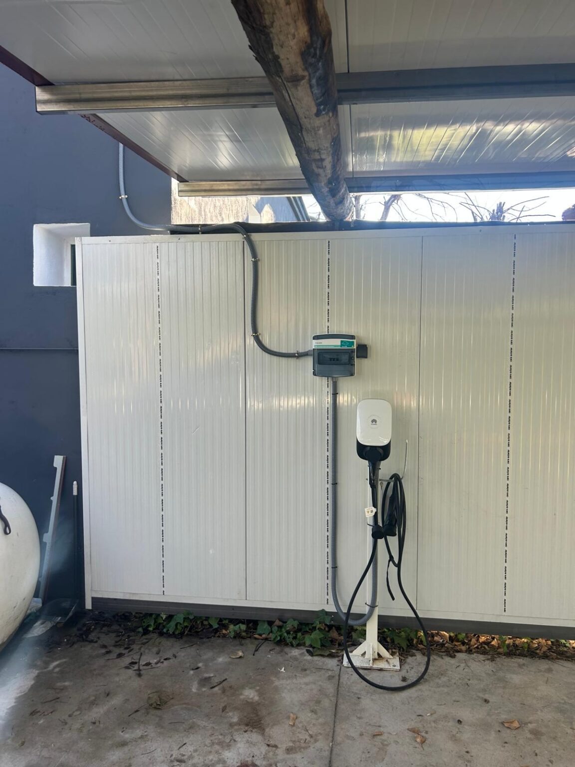 Electricista profesional solucionando avería eléctrica urgente en Alhendin