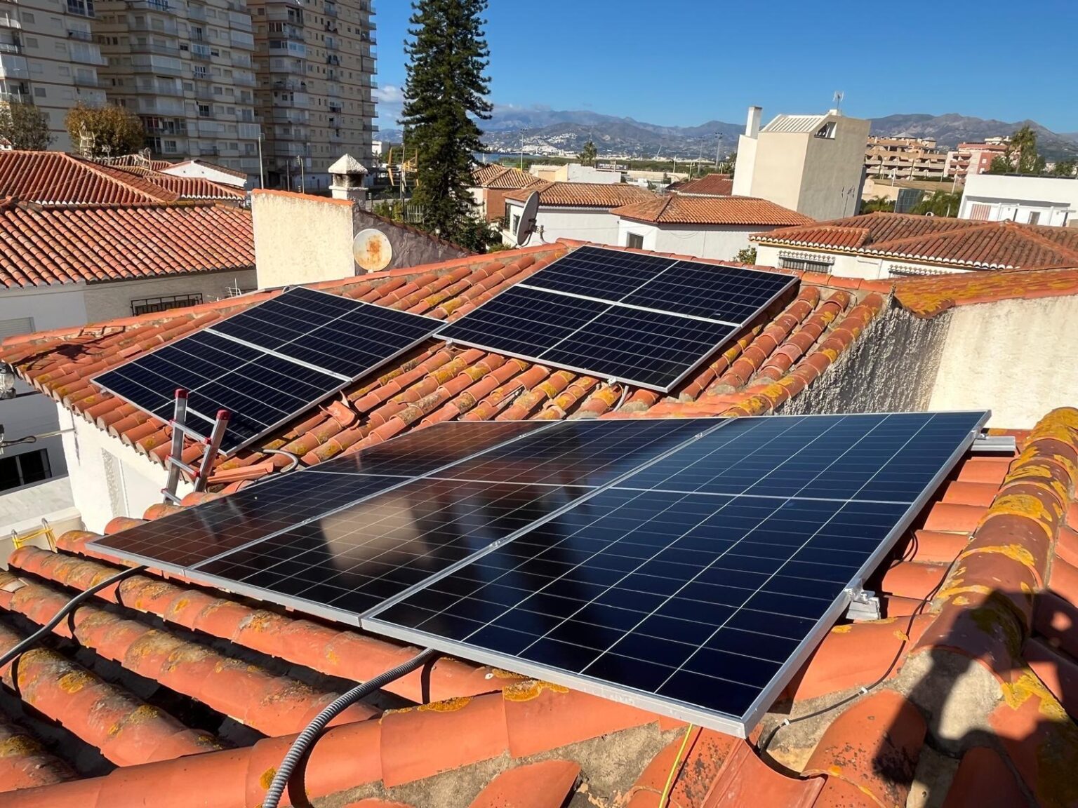 Saneamiento y sustitución de cableado eléctrico general en viviendas de Granada